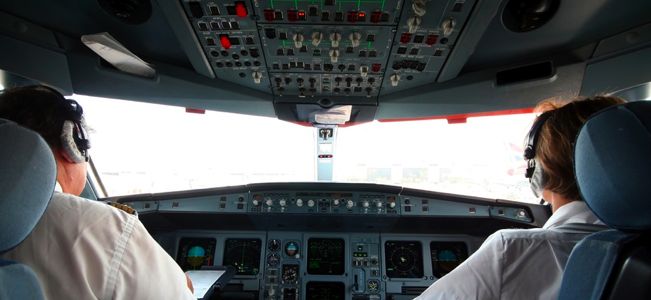 cockpit 737 jet