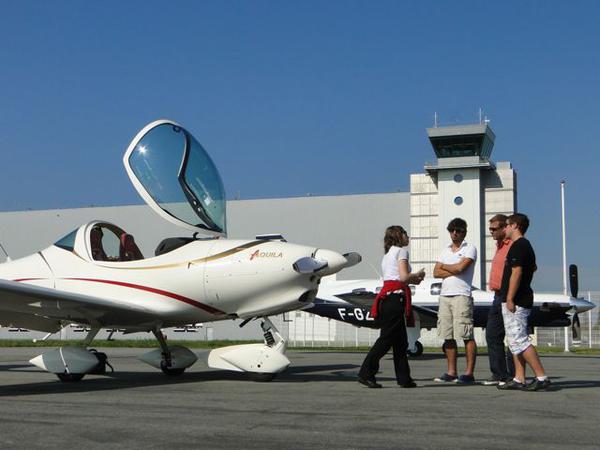 Briefing de pilotes devant l'avion Aquila à Nantes St Nazaire